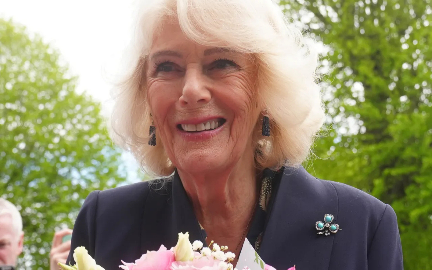 Chiếc tr&acirc;m c&agrave;i b&iacute; ẩn của Vương hậu Camilla trong chuyến thăm Bắc Ireland 2026 - Ảnh 2.