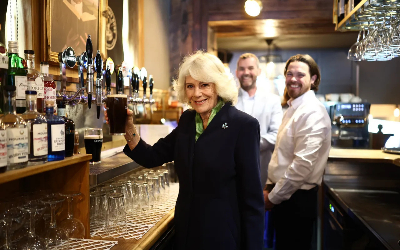 Chiếc tr&acirc;m c&agrave;i b&iacute; ẩn của Vương hậu Camilla trong chuyến thăm Bắc Ireland 2026 - Ảnh 1.