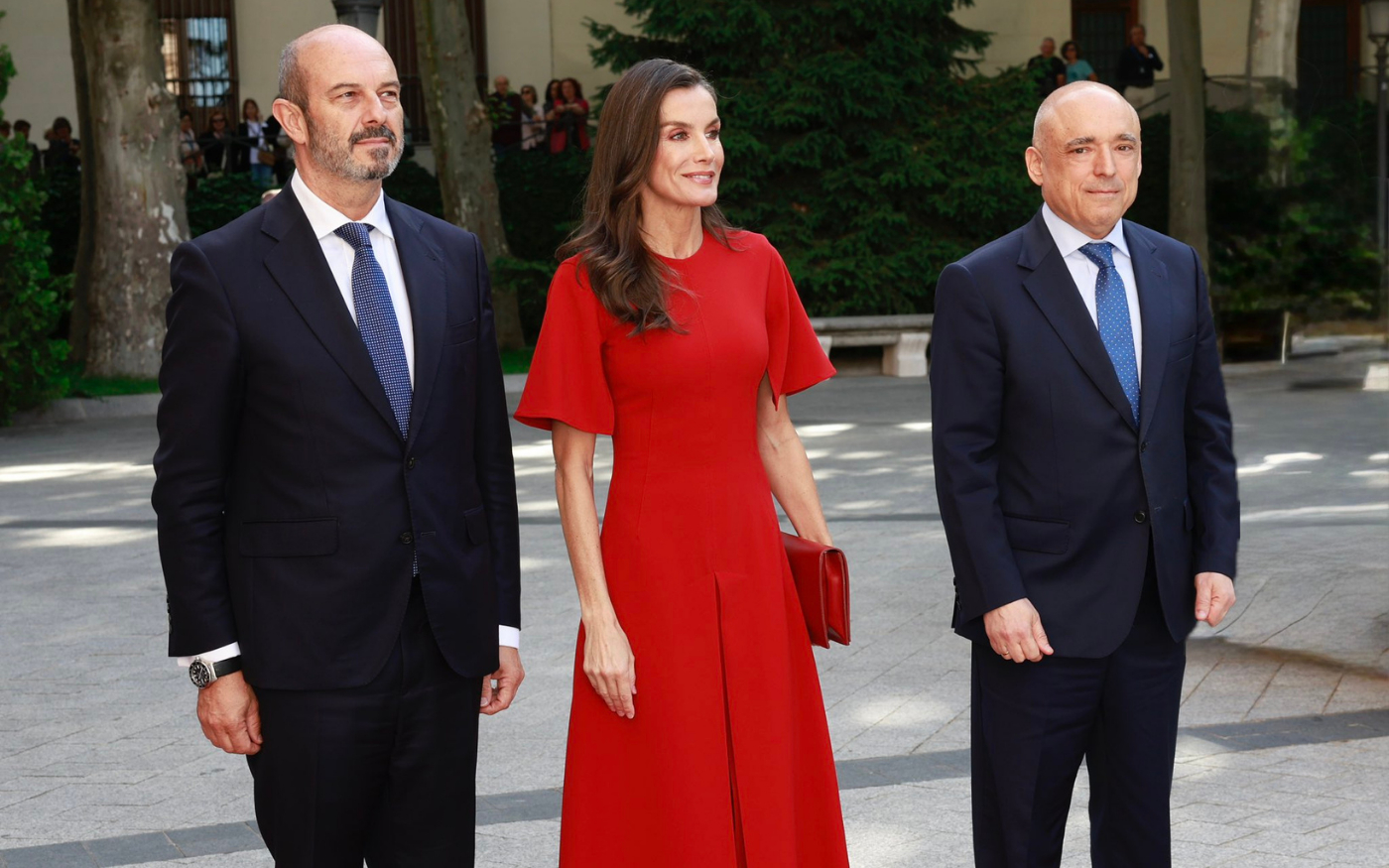 Vương hậu Letizia xuất hiện ấn tượng với v&aacute;y đỏ tại lễ trao giải b&aacute;o ch&iacute; 2026 - Ảnh 1.