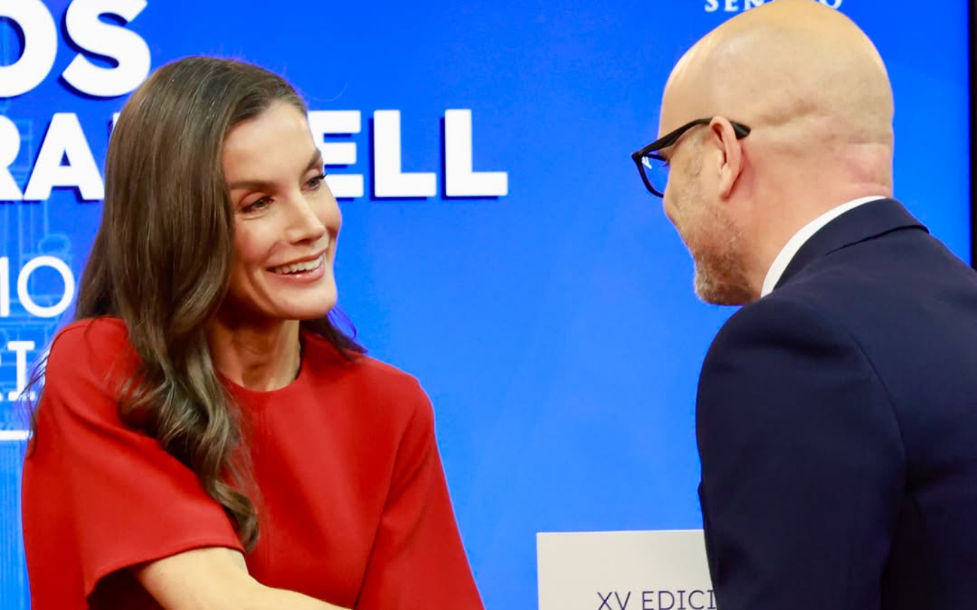 Vương hậu Letizia xuất hiện ấn tượng với v&aacute;y đỏ tại lễ trao giải b&aacute;o ch&iacute; 2026 - Ảnh 4.