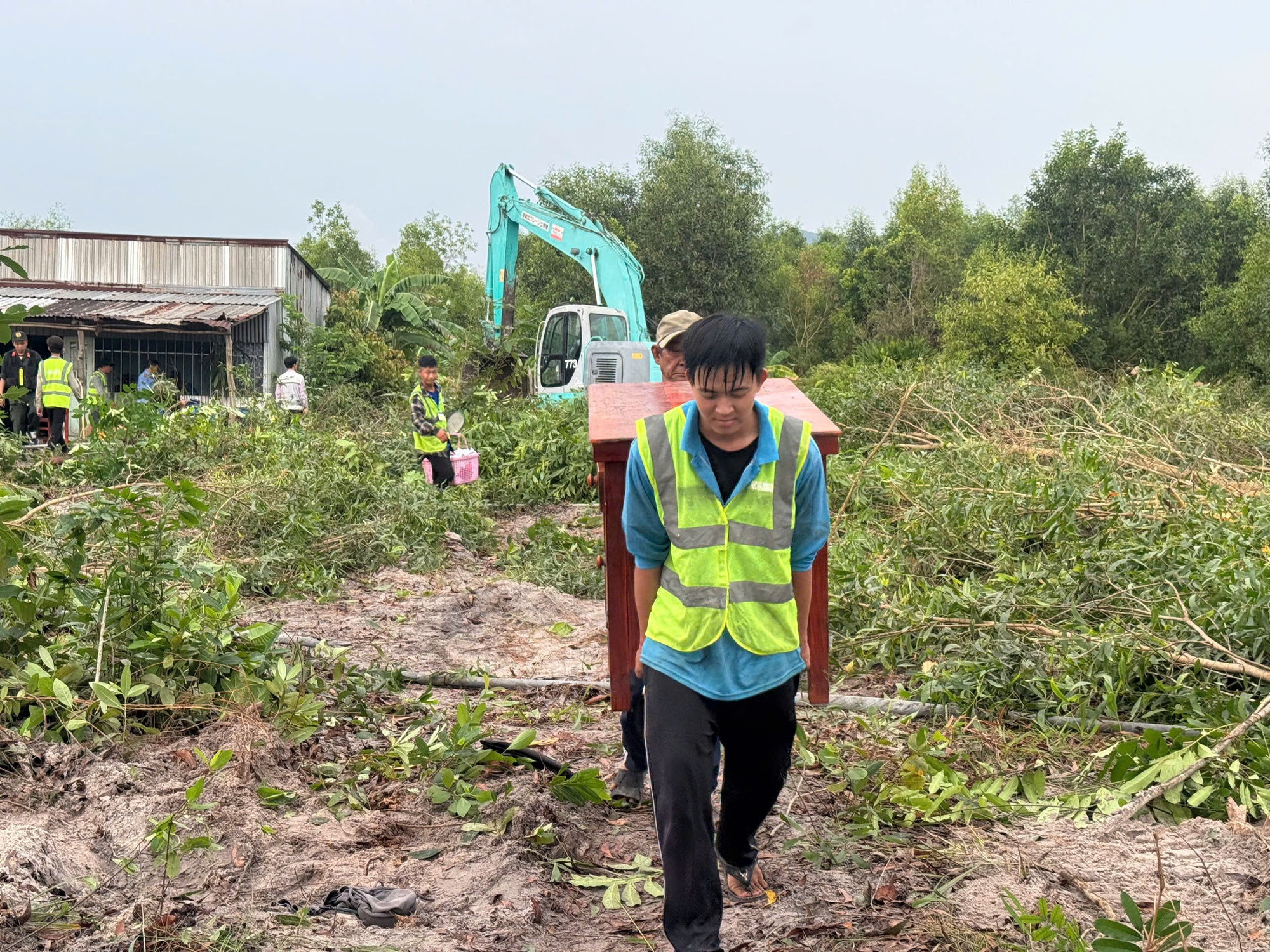Cưỡng chế biệt phủ tr&aacute;i ph&eacute;p ở Ph&uacute; Quốc: Quyết t&acirc;m bảo vệ đất đai năm 2026 - Ảnh 10.