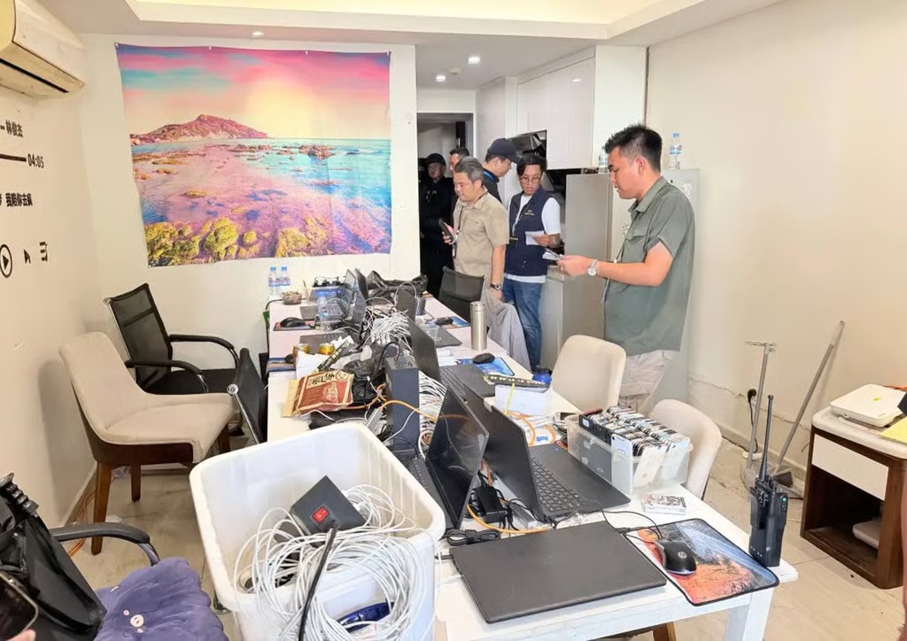 Đột k&iacute;ch tại Phnom Penh: 900 Thiết bị điện tử v&agrave; h&agrave;ng trăm c&aacute;n bộ li&ecirc;n quan đến lừa đảo trực tuyến - Ảnh 2.