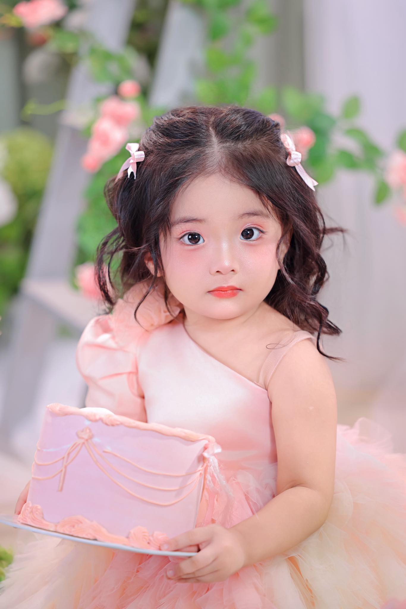 B&eacute; Lisa Kh&aacute;nh Thi g&acirc;y sốt với vẻ đẹp c&ocirc;ng ch&uacute;a nhỏ h&uacute;t hồn mạng x&atilde; hội 2026 - Ảnh 11.