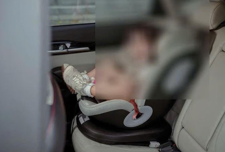 B&eacute; g&aacute;i 2 tuổi tử vong sau nhiều giờ bị bỏ qu&ecirc;n trong &ocirc; t&ocirc; giữa trời nắng n&oacute;ng - Ảnh 1.