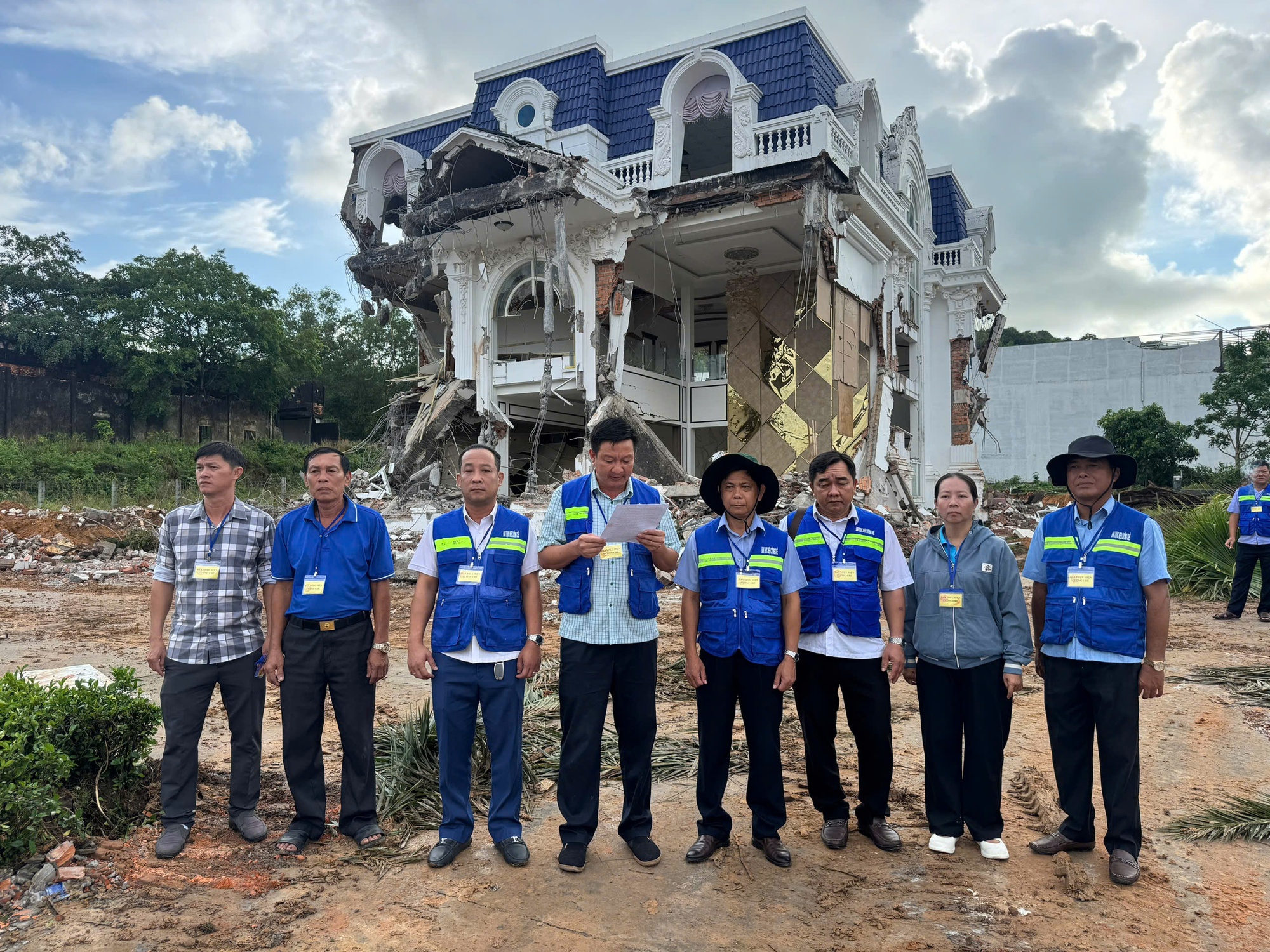 Cưỡng chế biệt phủ tr&aacute;i ph&eacute;p ở Ph&uacute; Quốc: Quyết t&acirc;m bảo vệ đất đai năm 2026 - Ảnh 4.