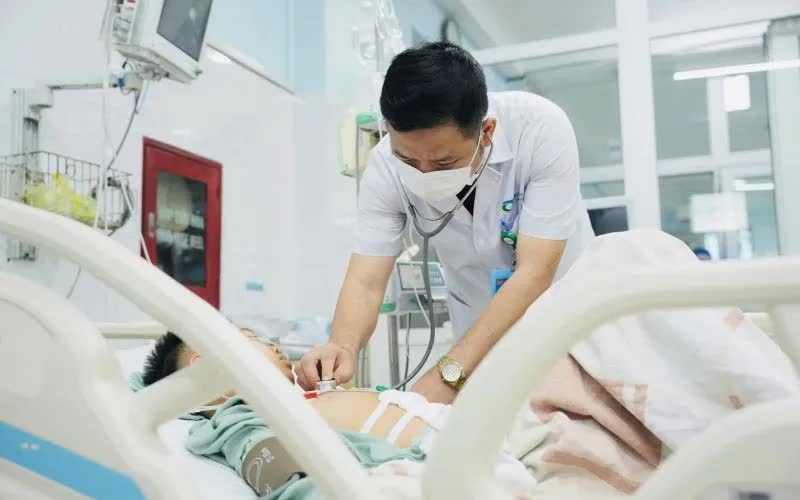 B&eacute; trai 13 tuổi vỡ l&aacute;ch do s&uacute;t b&oacute;ng v&agrave;o bụng: Nguy hiểm khi chơi thể thao - Ảnh 1.