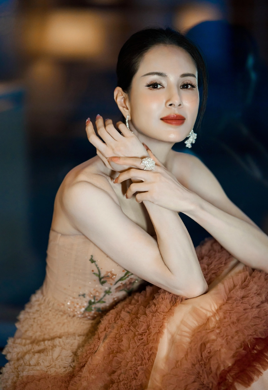 Câu trả lời của Lý Nhược Đồng về chuyện "60 tuổi chưa chồng con": Không cần phải định nghĩa cuộc sống theo tiêu chuẩn của người khác - Ảnh 2.