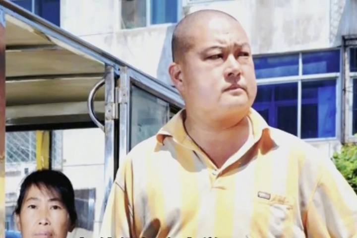 Người đ&agrave;n &ocirc;ng l&agrave;m giả giấy tờ suốt 4 năm để cứu vợ chạy thận ở Trung Quốc - Ảnh 1.