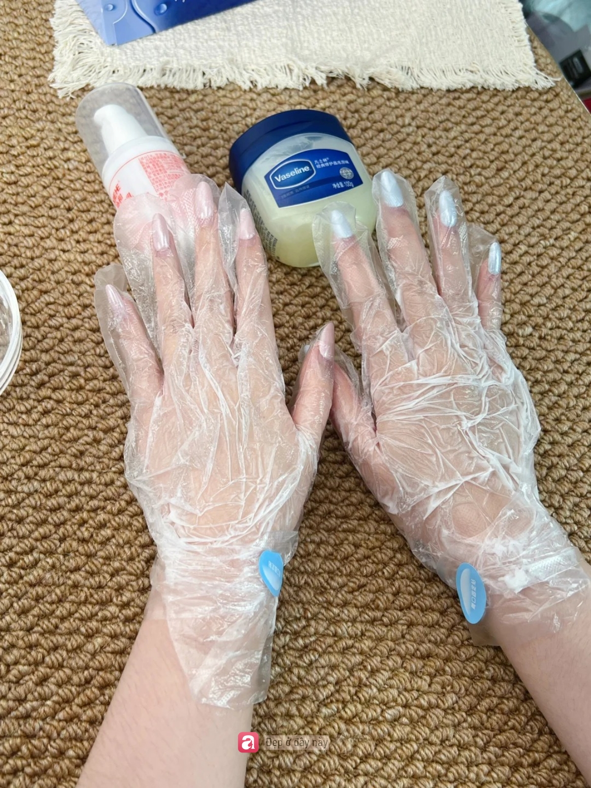Chỉ d&ugrave;ng Vaseline v&agrave; vitamin E, c&ocirc; g&aacute;i trẻ duy tr&igrave; đ&ocirc;i tay mềm mịn nhờ &ldquo;mặt nạ tay cho người lười&rdquo; - Ảnh 5.