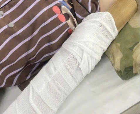 Kinh ho&agrave;ng c&ocirc; g&aacute;i bị m&aacute;y &eacute;p nước m&iacute;a cuốn xoay nhiều v&ograve;ng - Ảnh 1.