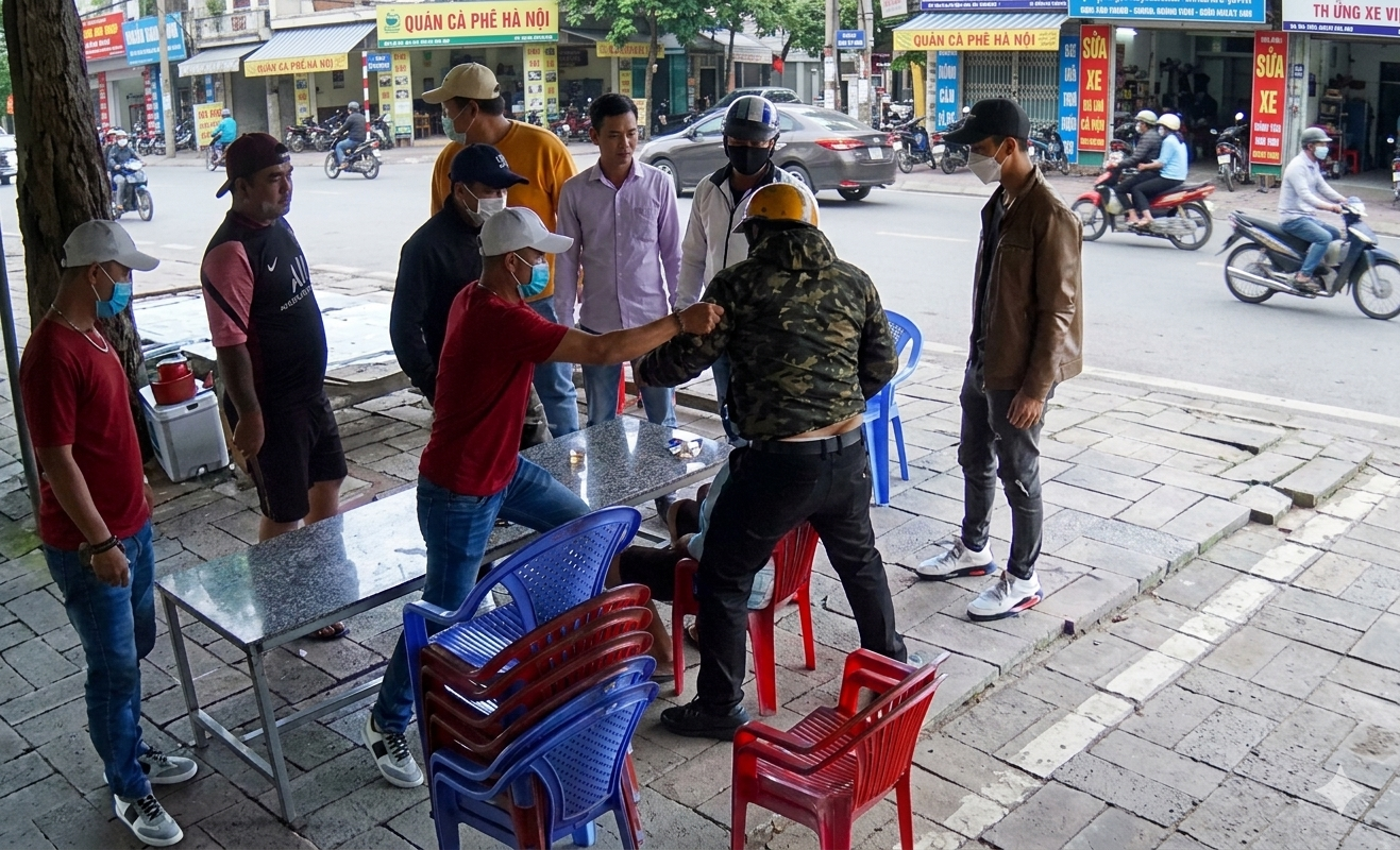 T&ocirc;i từng suốt ng&agrave;y bắt chồng học theo anh rể, đến khi chứng kiến cảnh tượng tr&ecirc;n phố th&igrave; cả hai vợ chồng đều chết lặng - Ảnh 1.