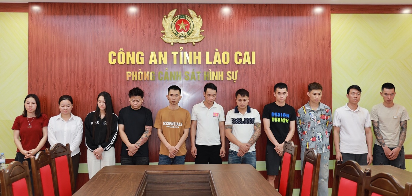 C&ocirc;ng an L&agrave;o Cai bắt giữ 11 Youtuber lừa đảo livestream đổ thạch năm 2026 - Ảnh 2.