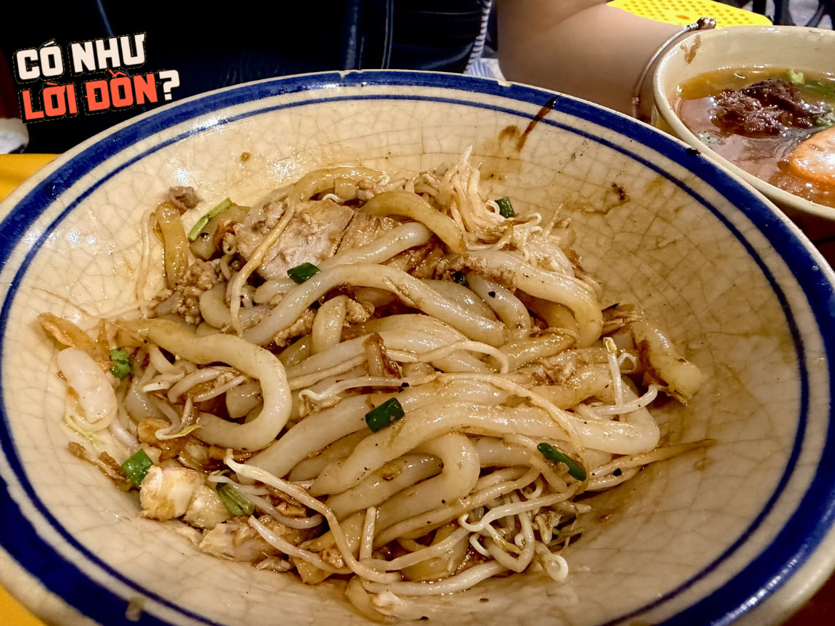 Thử b&aacute;nh canh cua trộn kh&ocirc; tại Ph&uacute; Nhuận với sốt cua đặc biệt hấp dẫn - Ảnh 6.