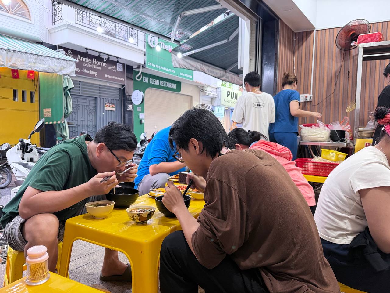 Thử b&aacute;nh canh cua trộn kh&ocirc; tại Ph&uacute; Nhuận với sốt cua đặc biệt hấp dẫn - Ảnh 4.