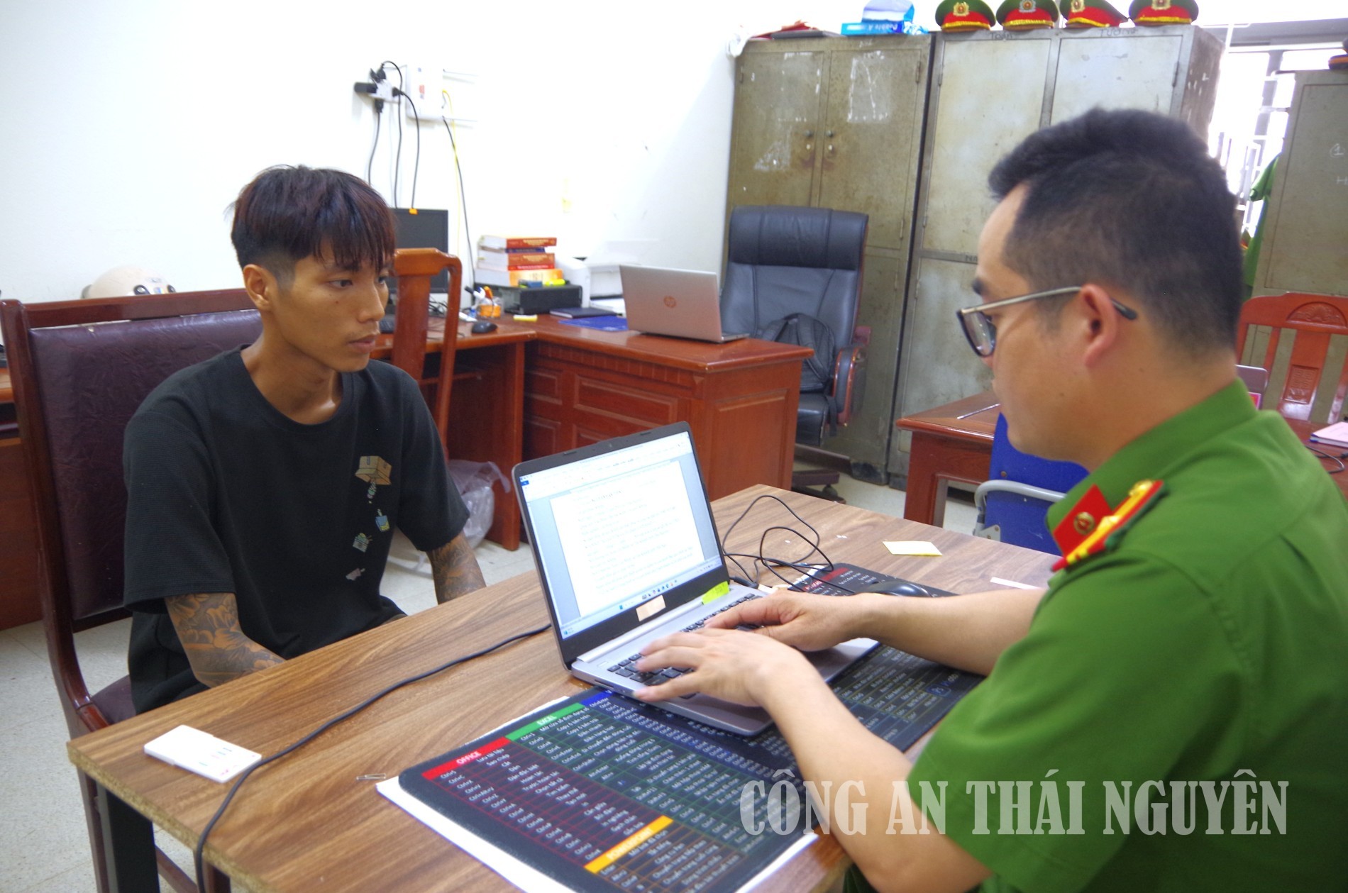 Bắt giữ Nguyễn Văn Tiến cướp t&agrave;i sản tại cửa h&agrave;ng điện thọai ở Th&aacute;i Nguy&ecirc;n - Ảnh 2.