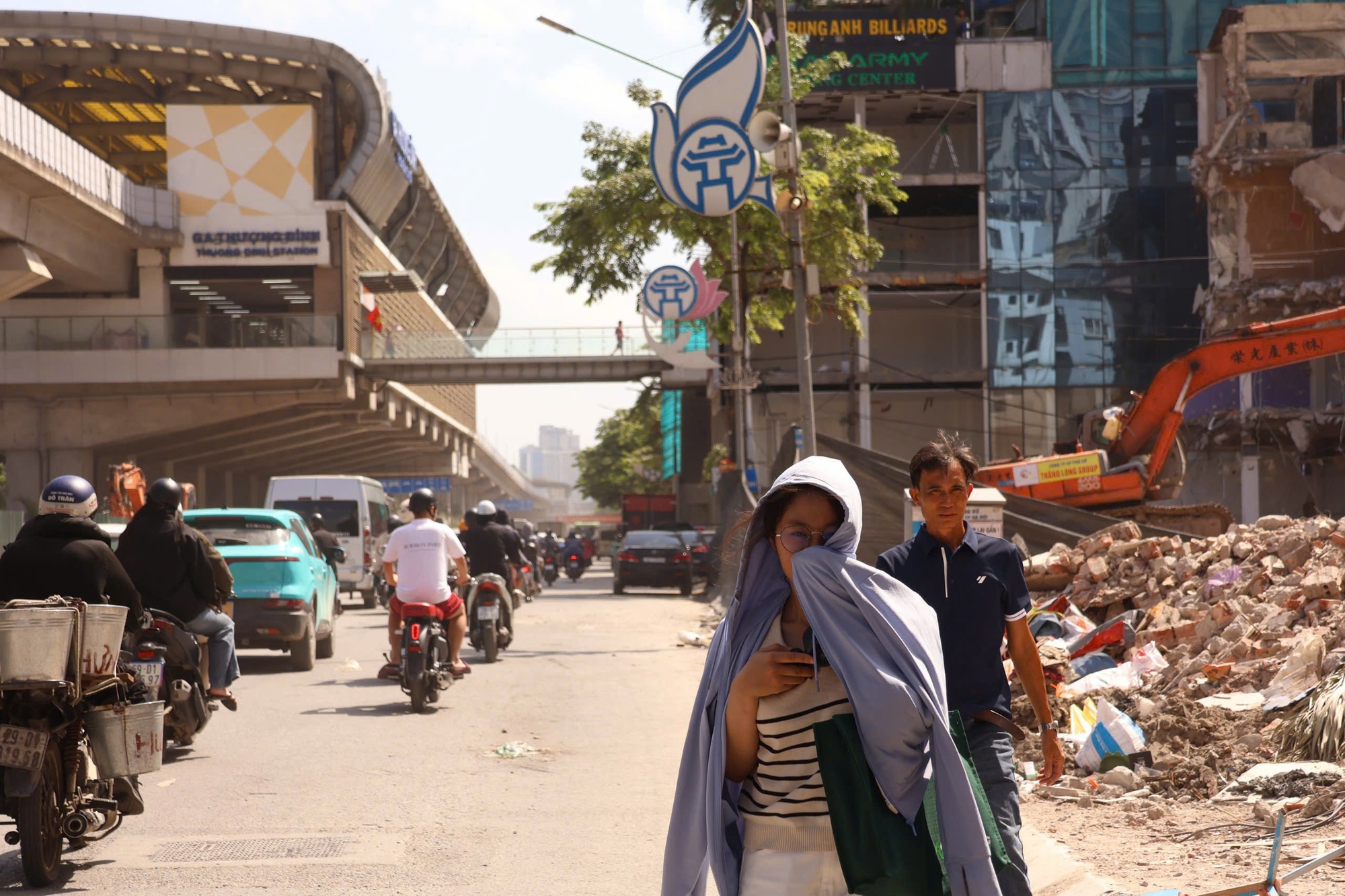 Bụi mịn H&agrave; Nội: Người d&acirc;n Thủ đ&ocirc; khốn khổ v&igrave; &ocirc; nhiễm từ đại c&ocirc;ng trường - Ảnh 3.