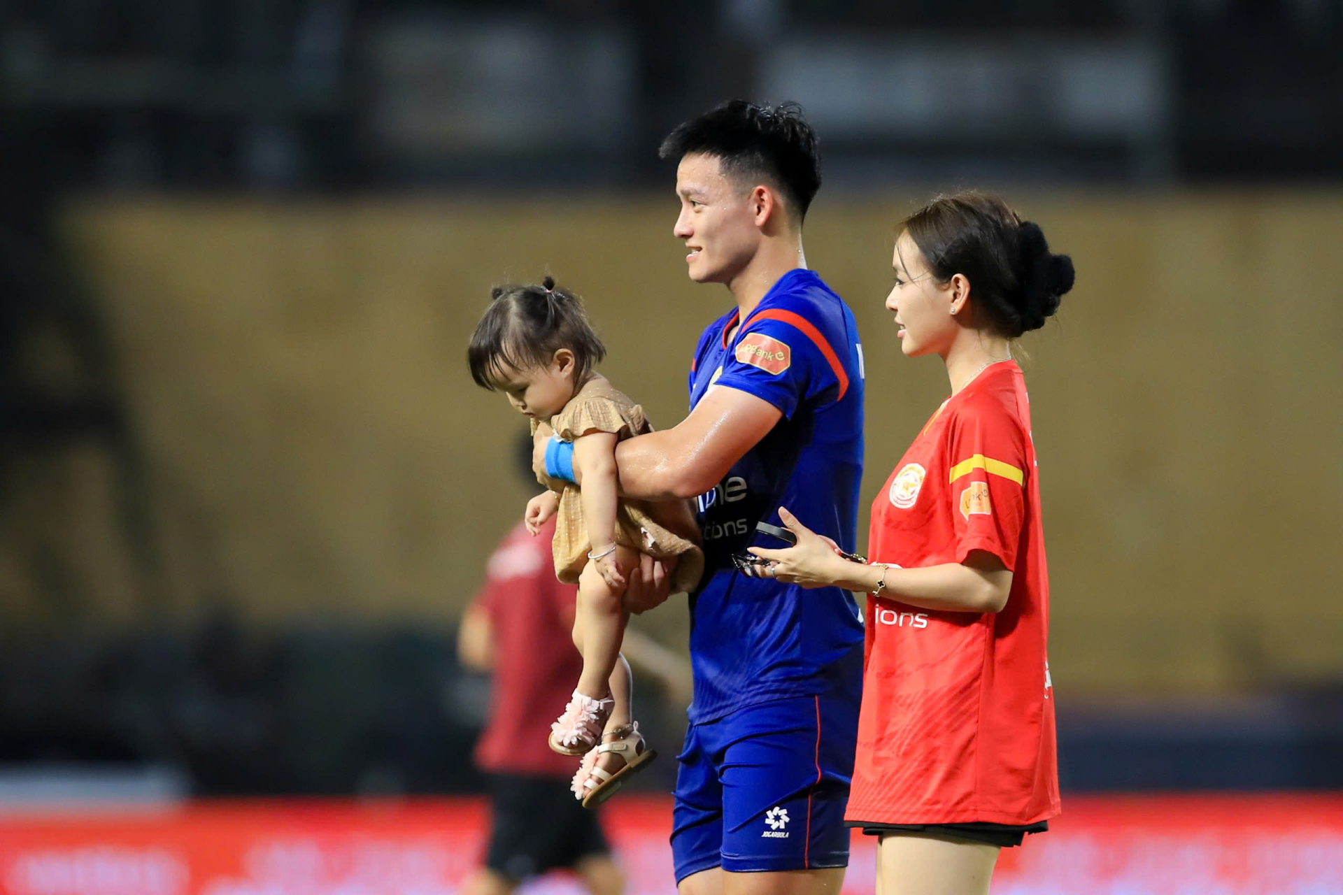 Vợ người mẫu của Thanh Nh&agrave;n lần đầu xuất hiện, khoe sắc v&oacute;c sau sinh - Ảnh 10.
