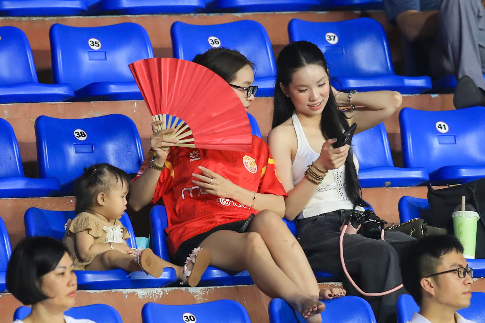 Vợ người mẫu của Thanh Nh&agrave;n lần đầu xuất hiện, khoe sắc v&oacute;c sau sinh - Ảnh 1.