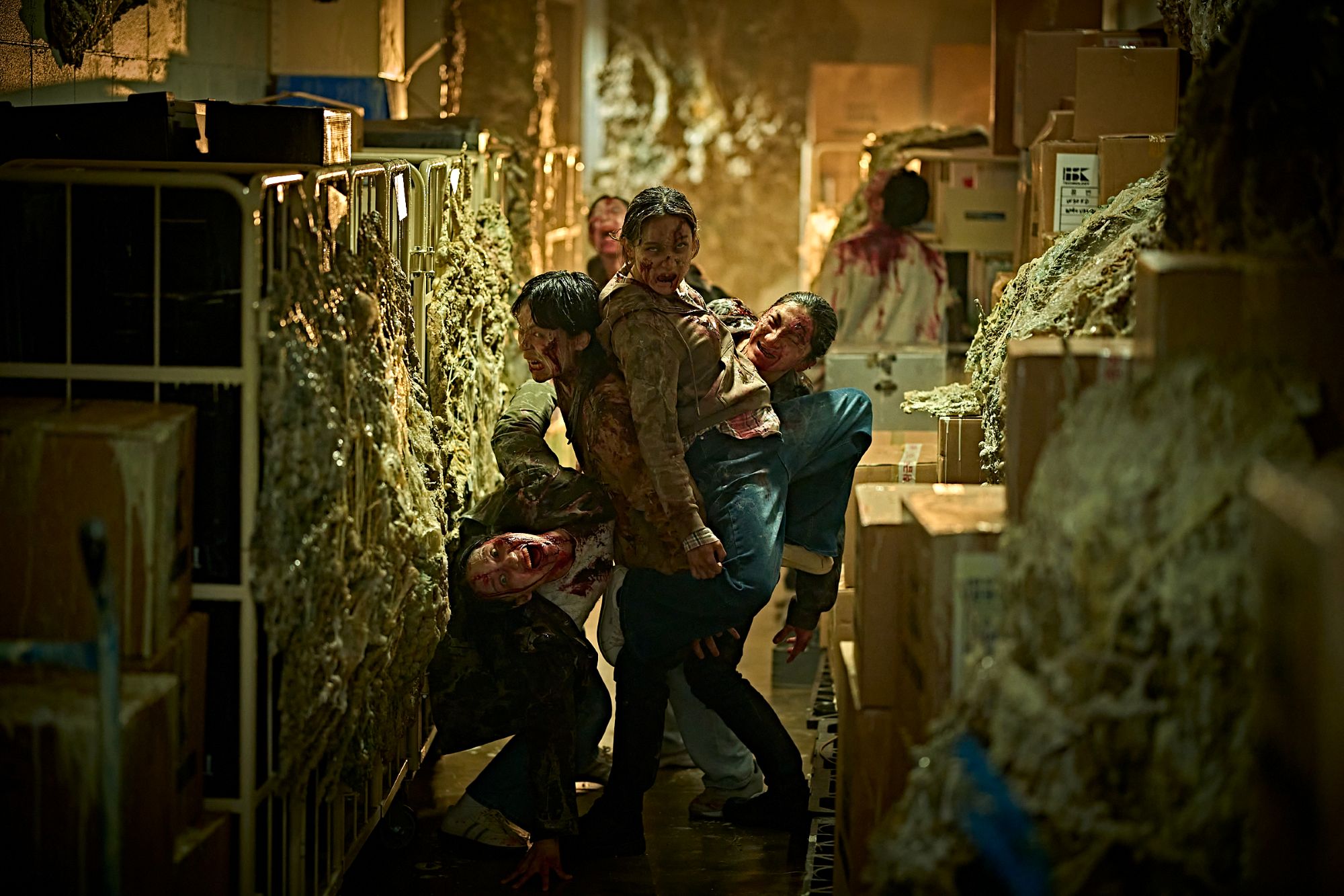  Chỉ 4 ng&agrave;y, bom tấn zombie xứ H&agrave;n c&aacute;n mốc 1 triệu v&eacute;: Nữ ch&iacute;nh g&acirc;y sốc v&igrave; visual qu&aacute; đỉnh ở tuổi 41- Ảnh 5.