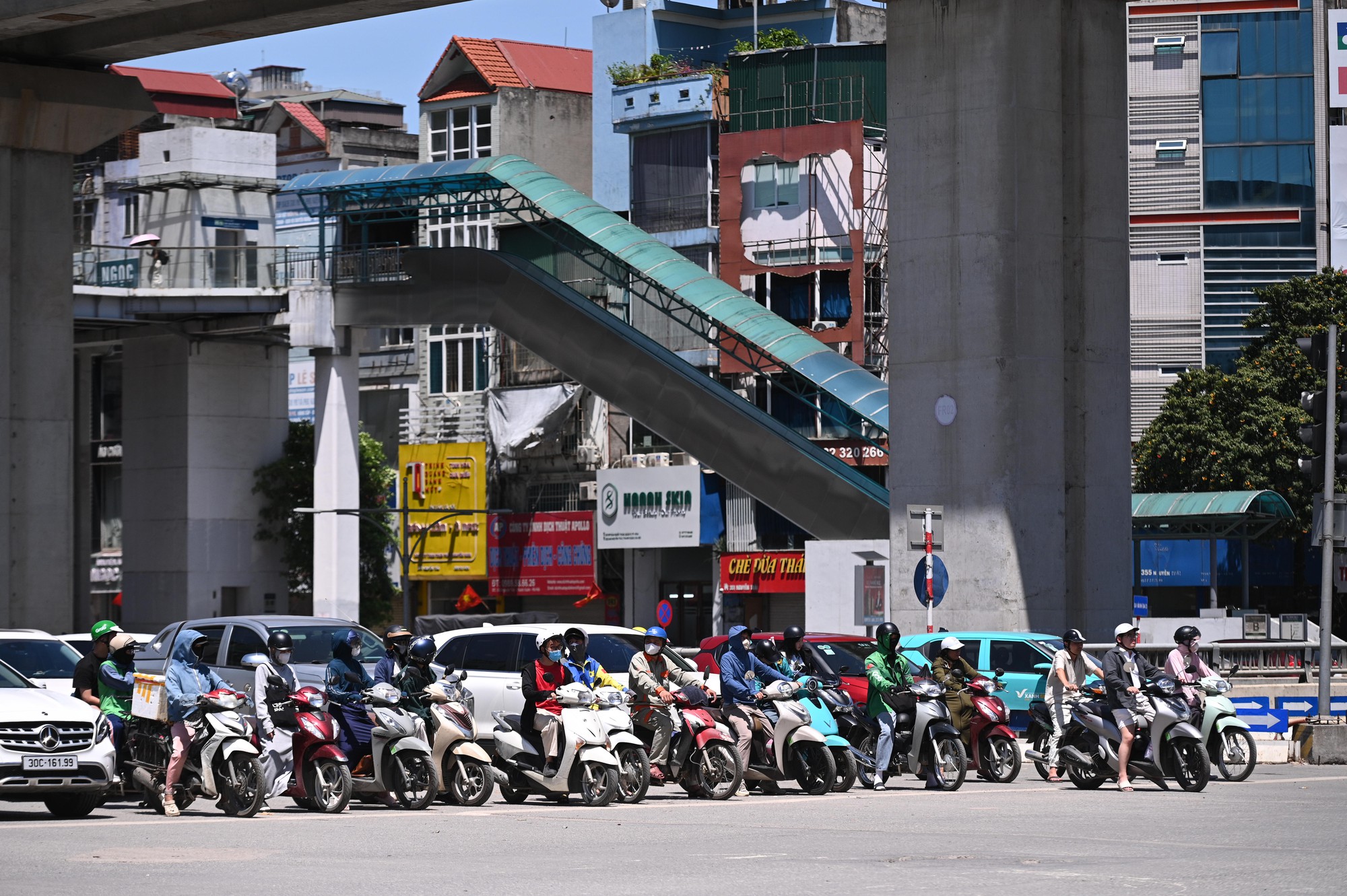 H&agrave; Nội ghi nhận nắng n&oacute;ng gay gắt 38 , 7 độ C khiến người d&acirc;n khổ sở giữa &ldquo; chảo lửa &rdquo; - Ảnh 3.