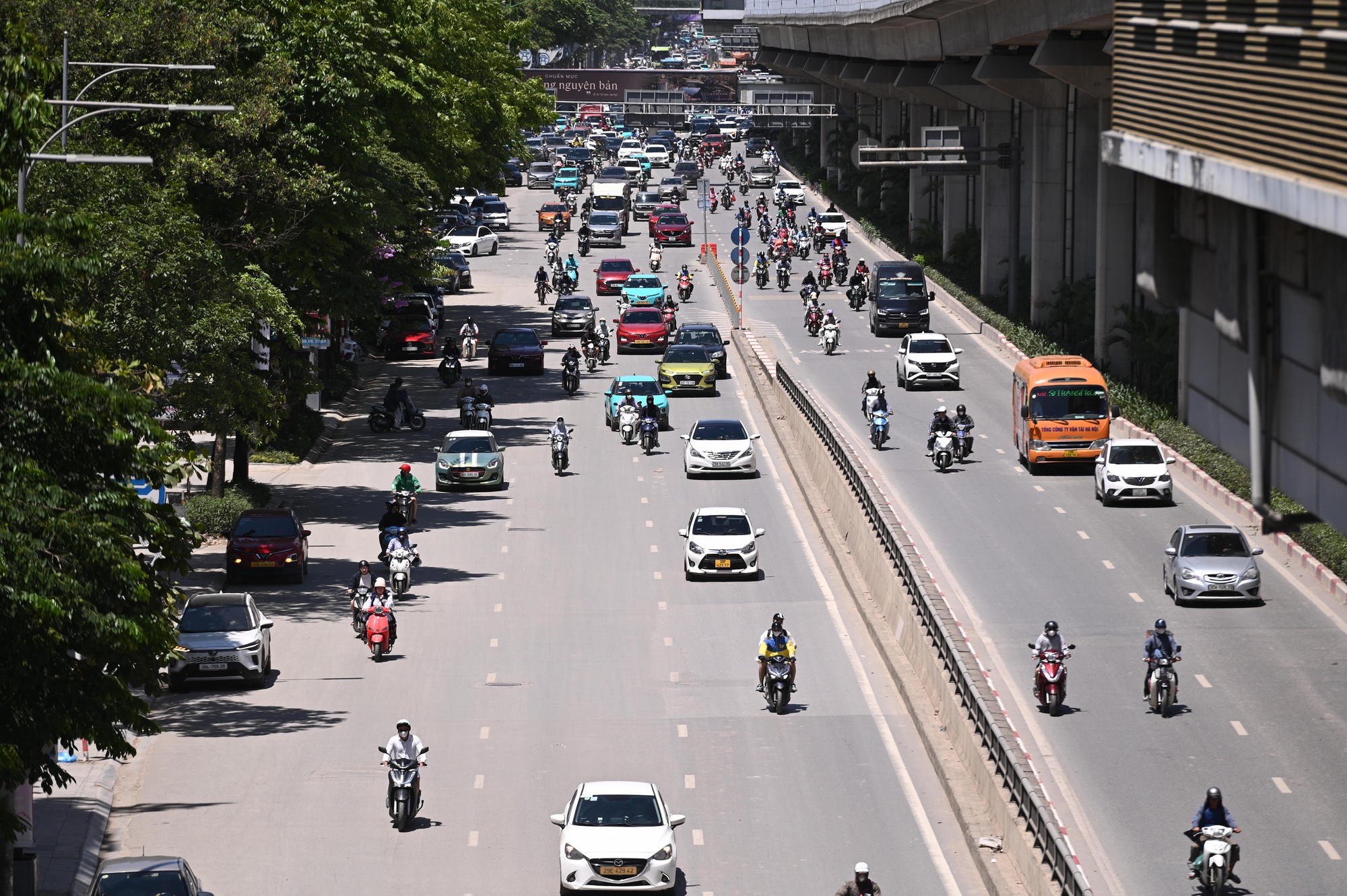 H&agrave; Nội ghi nhận nắng n&oacute;ng gay gắt 38 , 7 độ C khiến người d&acirc;n khổ sở giữa &ldquo; chảo lửa &rdquo; - Ảnh 2.