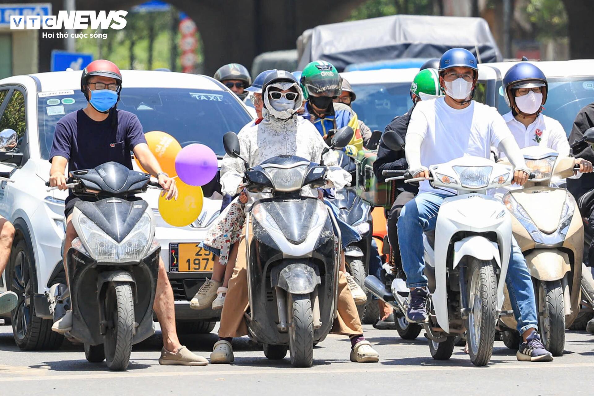 Người H&agrave; Nội t&igrave;m nơi tr&aacute;nh n&oacute;ng trong đợt nắng gay gắt - Ảnh 3.