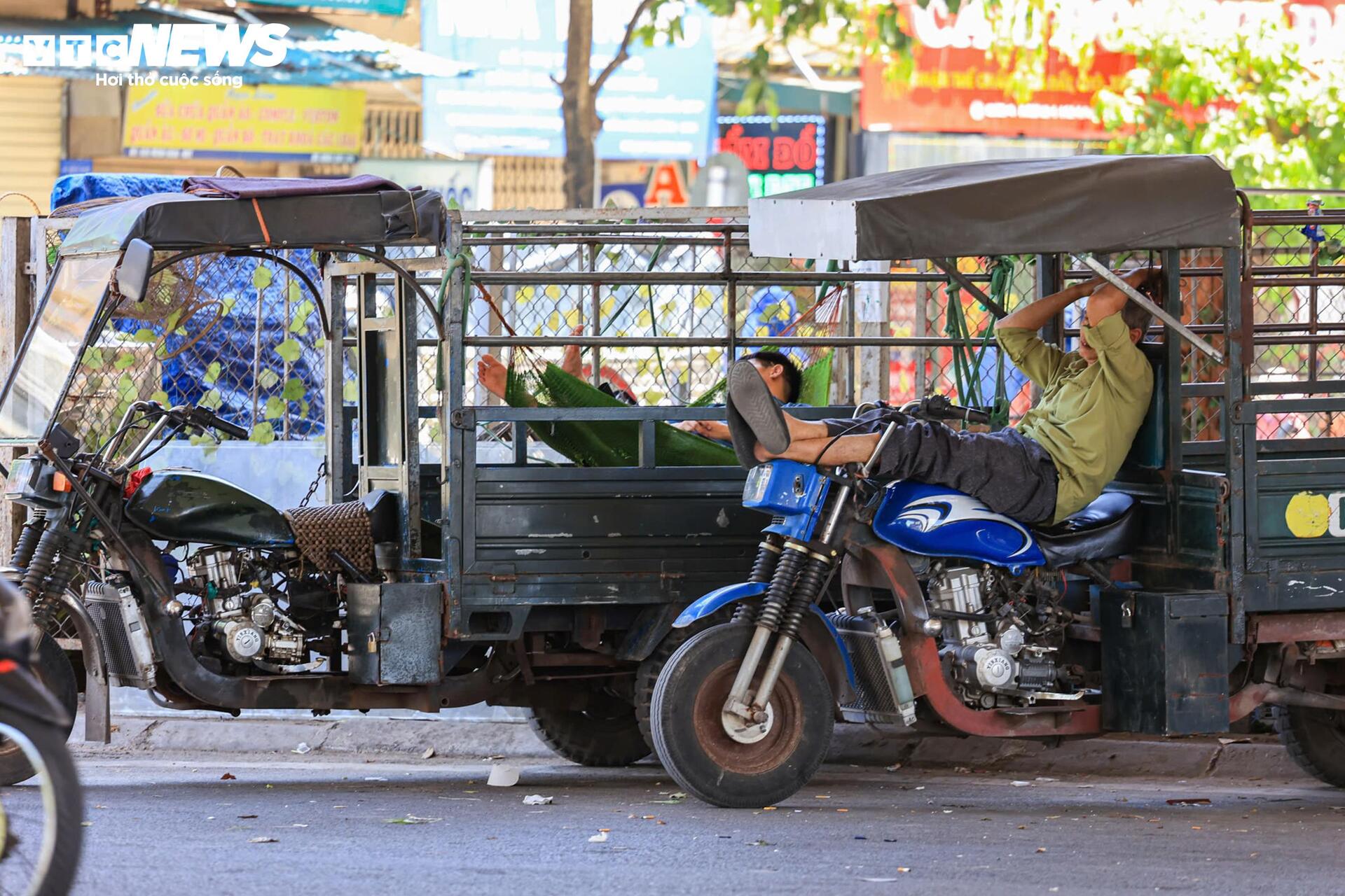 Người H&agrave; Nội t&igrave;m nơi tr&aacute;nh n&oacute;ng trong đợt nắng gay gắt - Ảnh 11.
