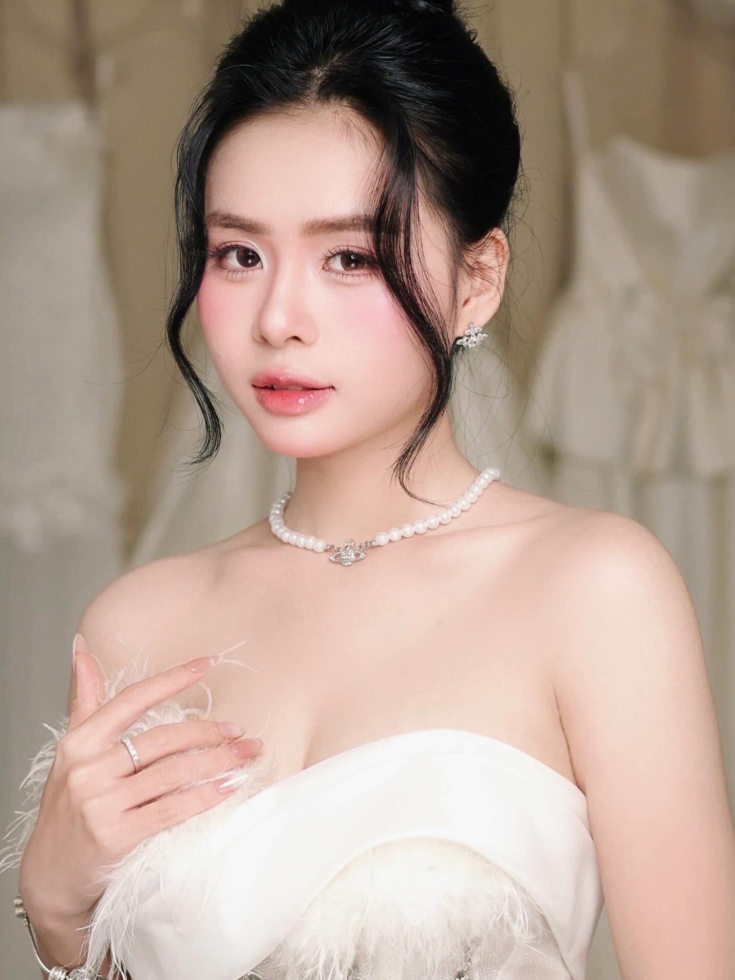 Vợ người mẫu của Thanh Nh&agrave;n lần đầu xuất hiện, khoe sắc v&oacute;c sau sinh - Ảnh 11.