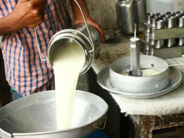 Đột k&iacute;ch một căn nh&agrave;, c&ocirc;ng an triệt ph&aacute; đường d&acirc;y sản xuất sữa giả từ h&oacute;a chất, tịch thu bột m&igrave;, sorbitol v&agrave; m&aacute;y pha trộn c&ocirc;ng nghiệp- Ảnh 1.