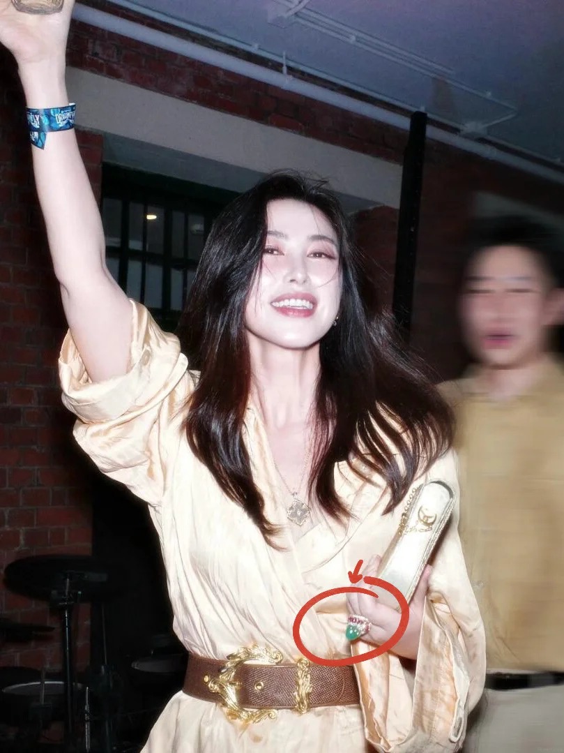 Chu Châu đeo nhẫn phỉ thúy: Khí chất phương Đông quý phái được