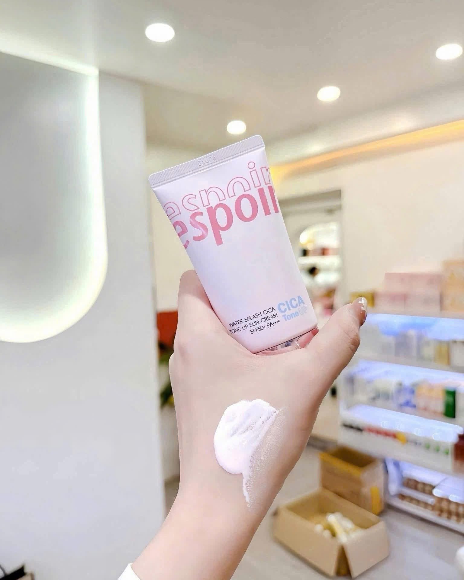 5 lỗi chống nắng khiến da ng&agrave;y c&agrave;ng xỉn m&agrave;u d&ugrave; skincare rất kỹ - Ảnh 8.