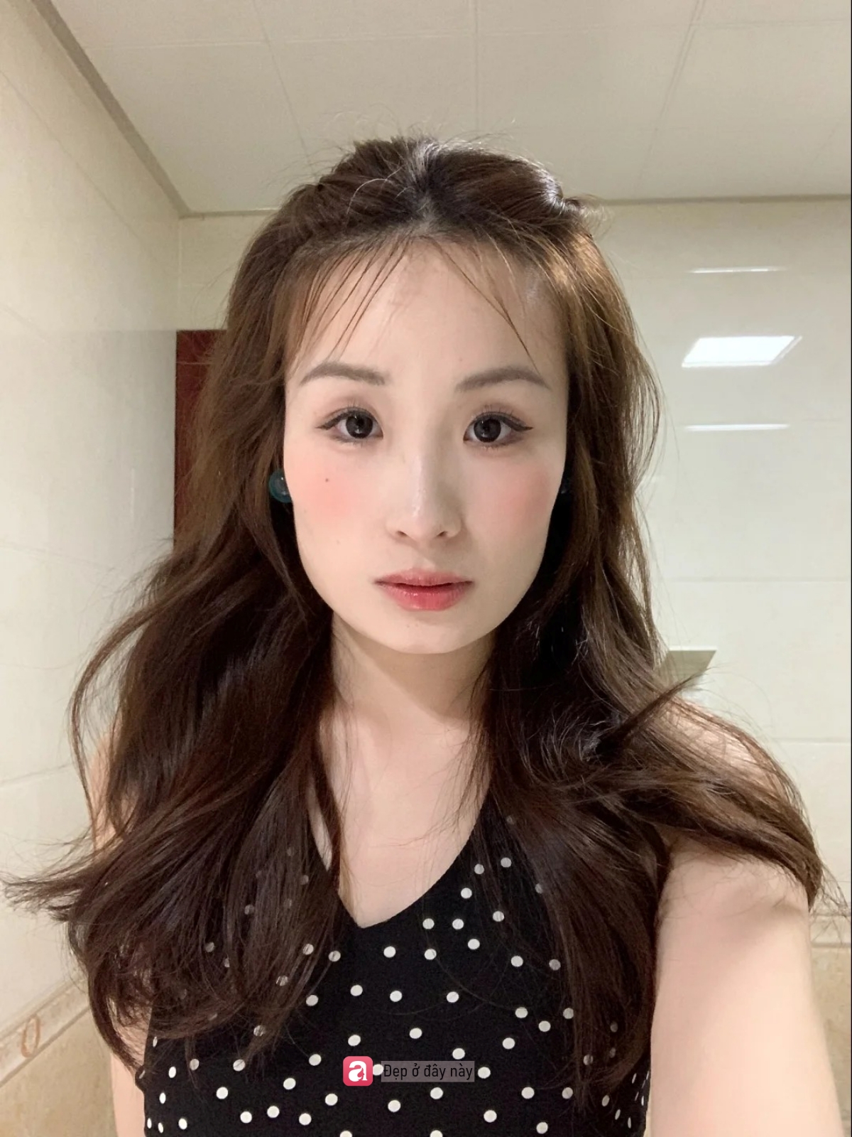 Mặt vu&ocirc;ng đừng chỉ đổi kiểu t&oacute;c, đổi đ&uacute;ng m&agrave;u t&oacute;c mới l&agrave; thứ gi&uacute;p gương mặt mềm hơn hẳn - Ảnh 2.