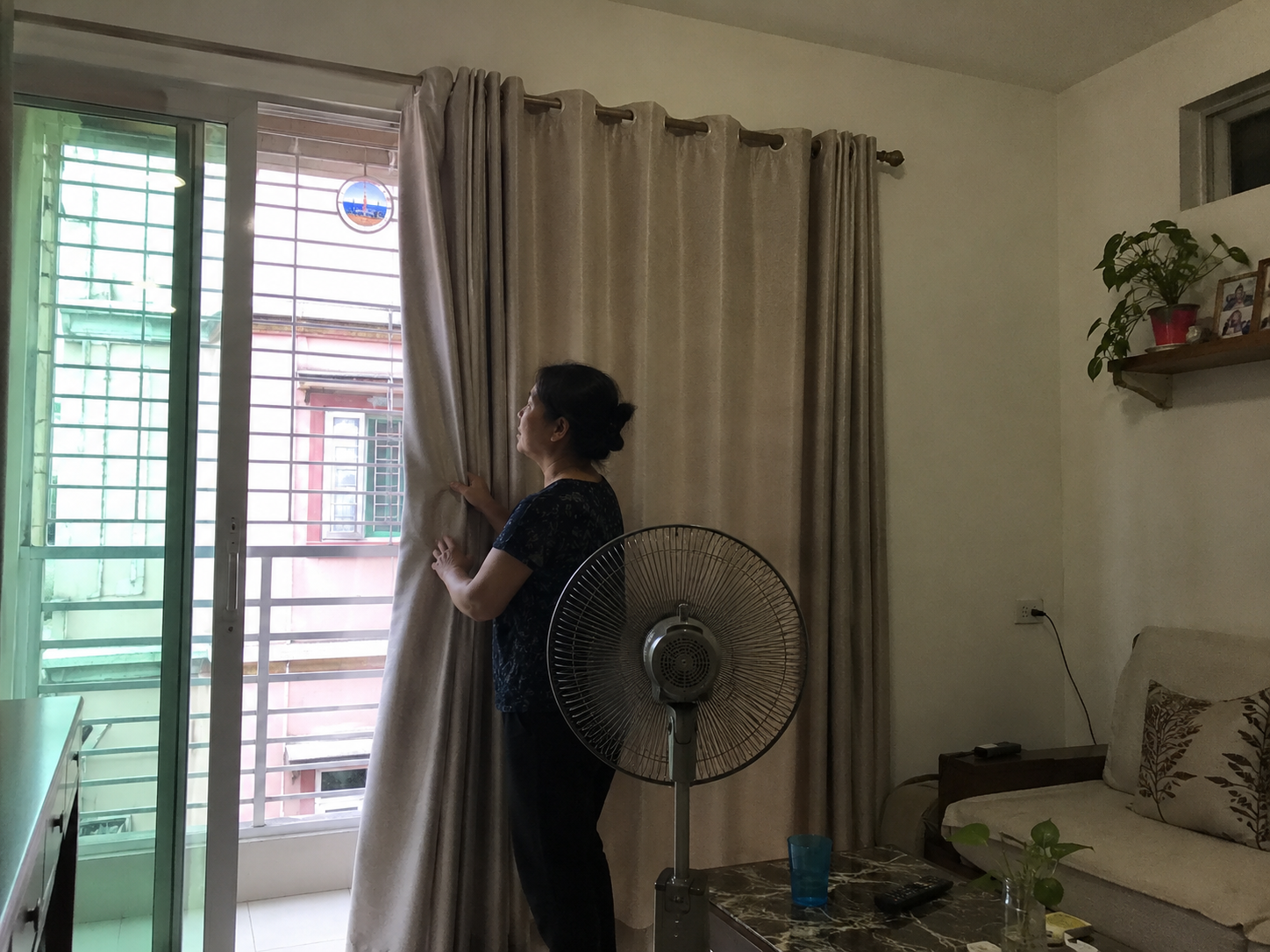 Mẹ H&agrave; Nội chia sẻ: T&ocirc;i đ&oacute;ng k&iacute;n cửa từ 10h s&aacute;ng v&agrave; h&oacute;a đơn điện m&ugrave;a h&egrave; giảm thấy r&otilde; - Ảnh 1.