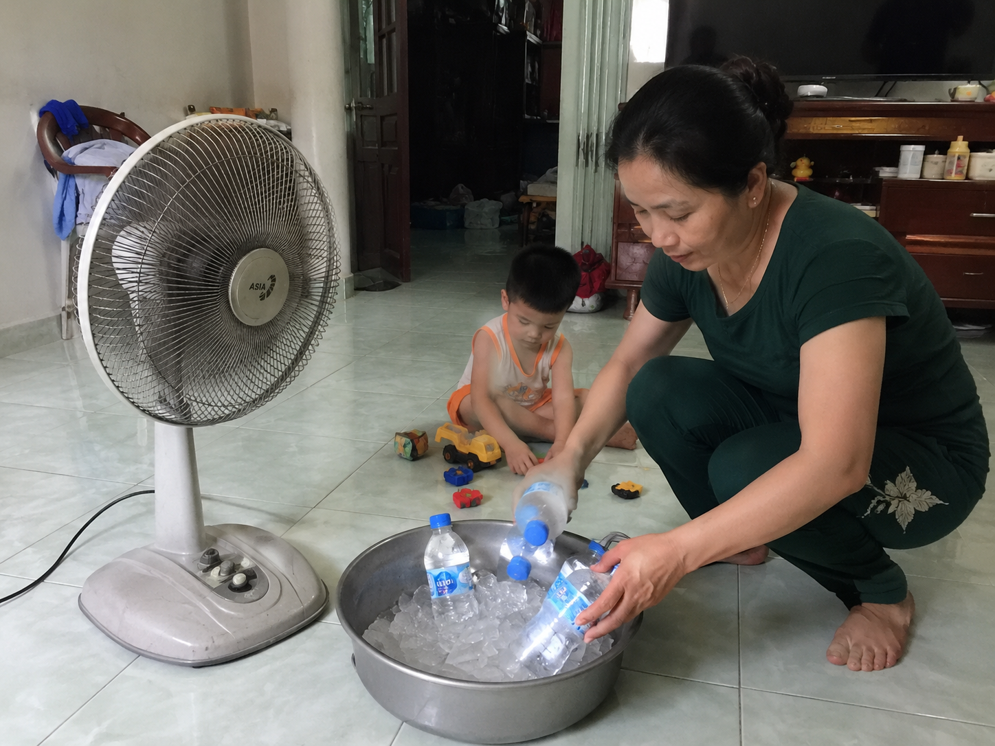 Mẹ H&agrave; Nội chia sẻ: T&ocirc;i đ&oacute;ng k&iacute;n cửa từ 10h s&aacute;ng v&agrave; h&oacute;a đơn điện m&ugrave;a h&egrave; giảm thấy r&otilde; - Ảnh 2.