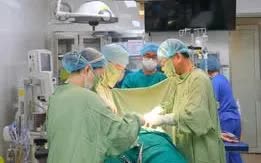 Đặt m&aacute;y tạo nhịp tim ngay sau sinh cứu b&eacute; mắc rối loạn nhịp nguy hiểm - Ảnh 1.