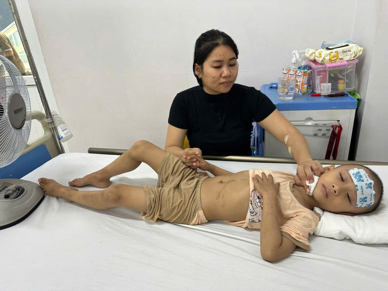 Nỗi đau chồng chất của mẹ m&ugrave; l&ograve;a v&agrave; con trai ung thư Tại Huế - Ảnh 3.