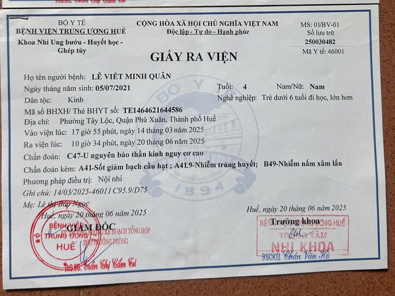Nỗi đau chồng chất của mẹ m&ugrave; l&ograve;a v&agrave; con trai ung thư Tại Huế - Ảnh 5.