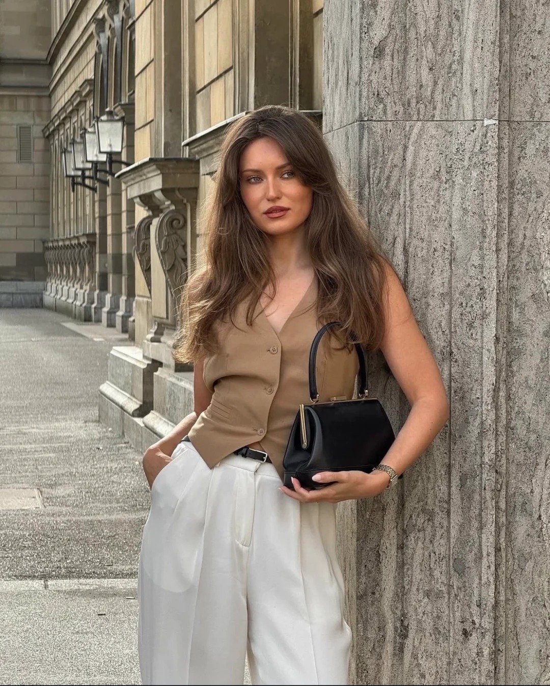 Phong c&aacute;ch &ldquo;quiet luxury&rdquo; của fashionista Đức đang l&agrave; h&igrave;nh mẫu mặc đẹp m&ugrave;a h&egrave; - Ảnh 6.