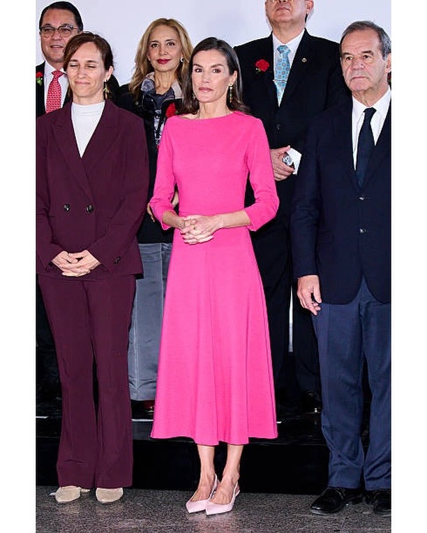 Vương hậu Letizia v&agrave; bộ đ&ocirc;i hồng đậm hồng phấn ho&agrave;n hảo cho m&ugrave;a h&egrave; 2026 - Ảnh 2.