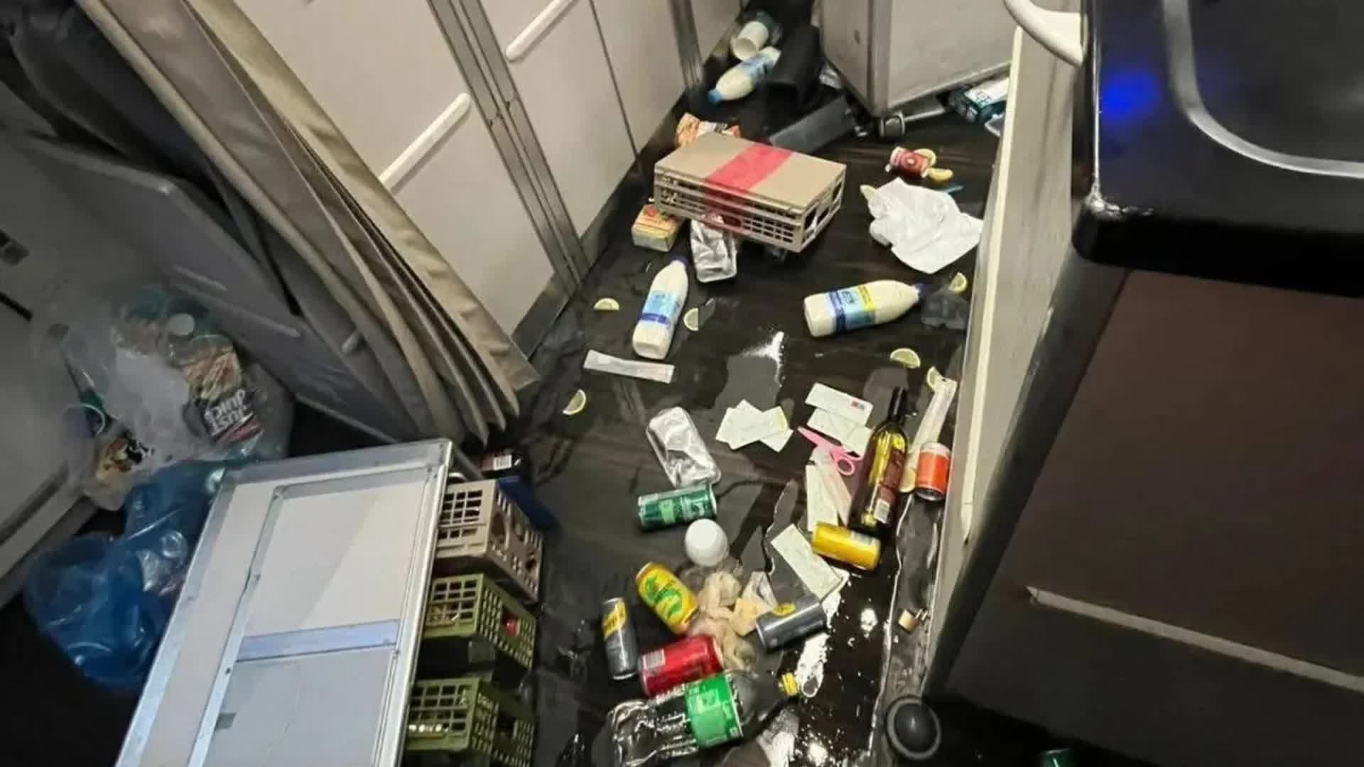 Chuyến bay Cathay Pacific CX156 gặp nhiễu động dữ dội: H&agrave;nh kh&aacute;ch hoảng loạn , 10 người bị thương - Ảnh 1.
