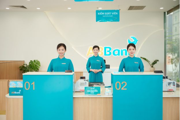 ABBank &aacute;p dụng m&ocirc; h&igrave;nh quầy giao dịch đứng to&agrave;n hệ thống, tối ưu trải nghiệm - Ảnh 1.