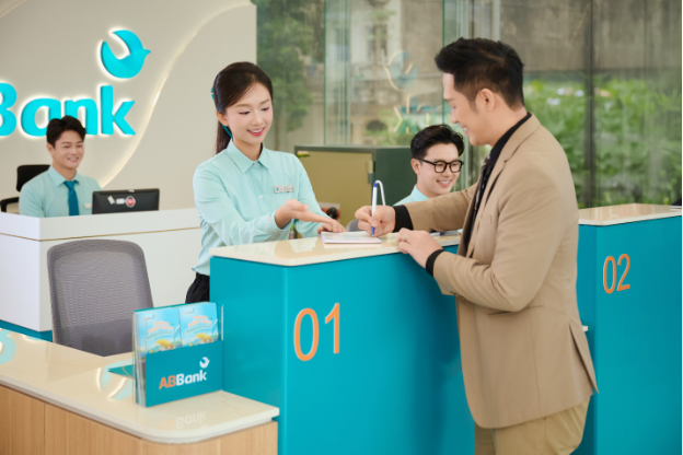 ABBank &aacute;p dụng m&ocirc; h&igrave;nh quầy giao dịch đứng to&agrave;n hệ thống, tối ưu trải nghiệm - Ảnh 2.