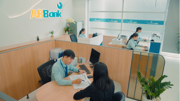 ABBank &aacute;p dụng m&ocirc; h&igrave;nh quầy giao dịch đứng to&agrave;n hệ thống, tối ưu trải nghiệm - Ảnh 3.