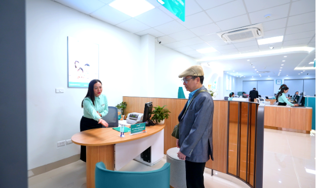 ABBank &aacute;p dụng m&ocirc; h&igrave;nh quầy giao dịch đứng to&agrave;n hệ thống, tối ưu trải nghiệm - Ảnh 4.