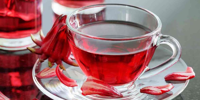 Giữa đỉnh điểm nắng n&oacute;ng: Học Tăng Thanh H&agrave; uống loại tr&agrave; 