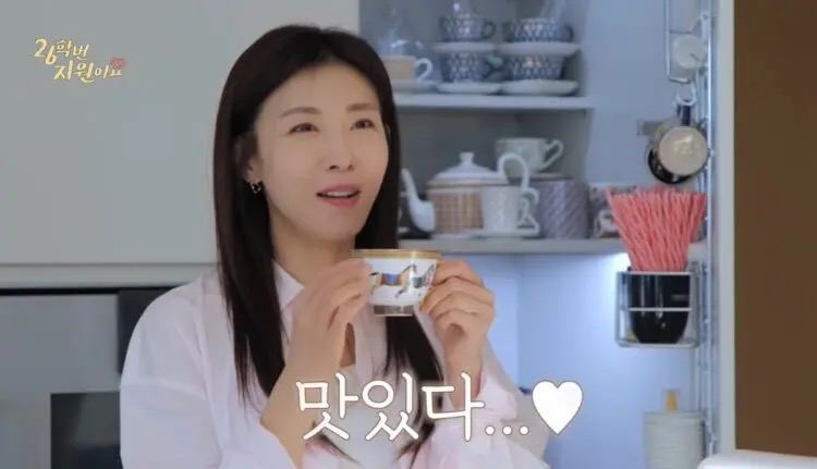 Ha Ji Won giữ d&aacute;ng bằng 1 ly c&agrave; ph&ecirc; đặc biệt- Ảnh 1.