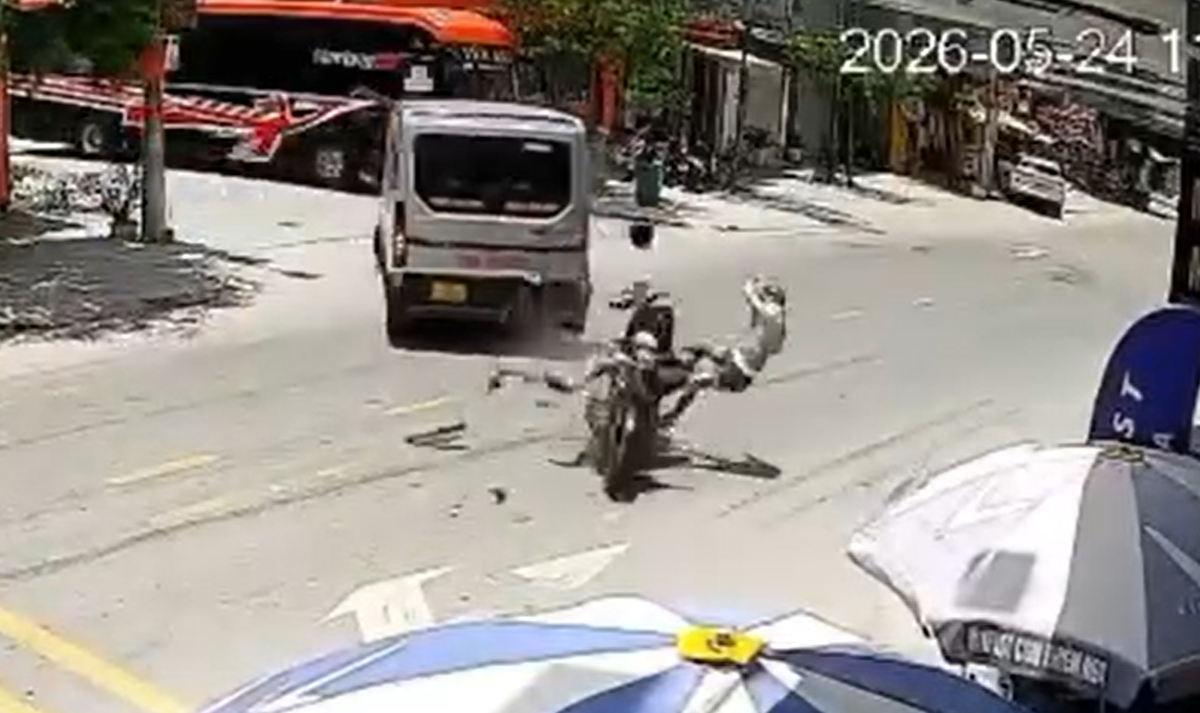 Hai thanh ni&ecirc;n đi xe m&aacute;y bay l&ecirc;n kh&ocirc;ng trung sau khi t&ocirc;ng xe kh&aacute;ch 9 chỗ - Ảnh 1.
