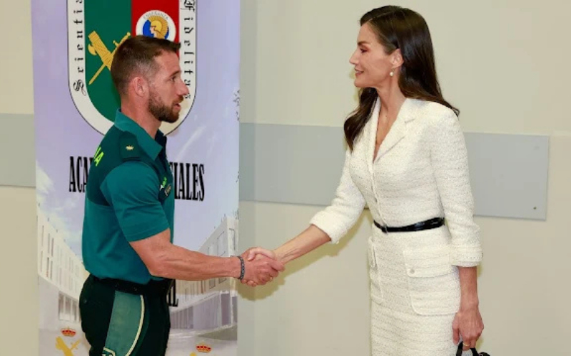 Vương hậu Letizia sang trọng trong v&aacute;y cũ 8 năm , phong c&aacute;ch ho&agrave;ng gia kh&ocirc;ng lỗi thời - Ảnh 2.