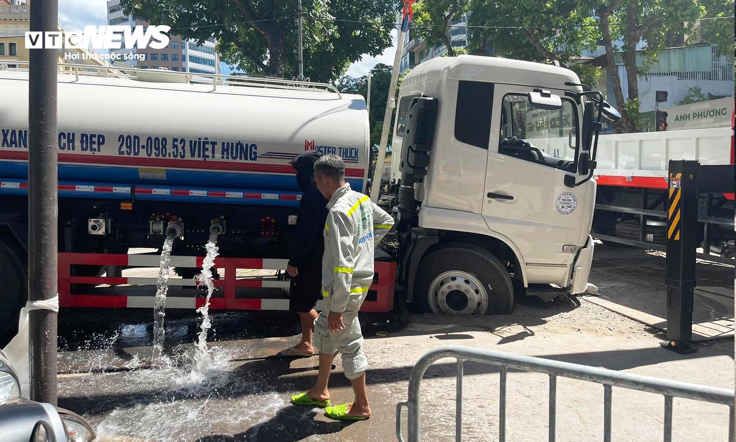 Xe phun nước rửa đường sụt hố giữa ng&atilde; tư Tr&agrave;ng Thi - Qu&aacute;n Sứ - Ảnh 1.