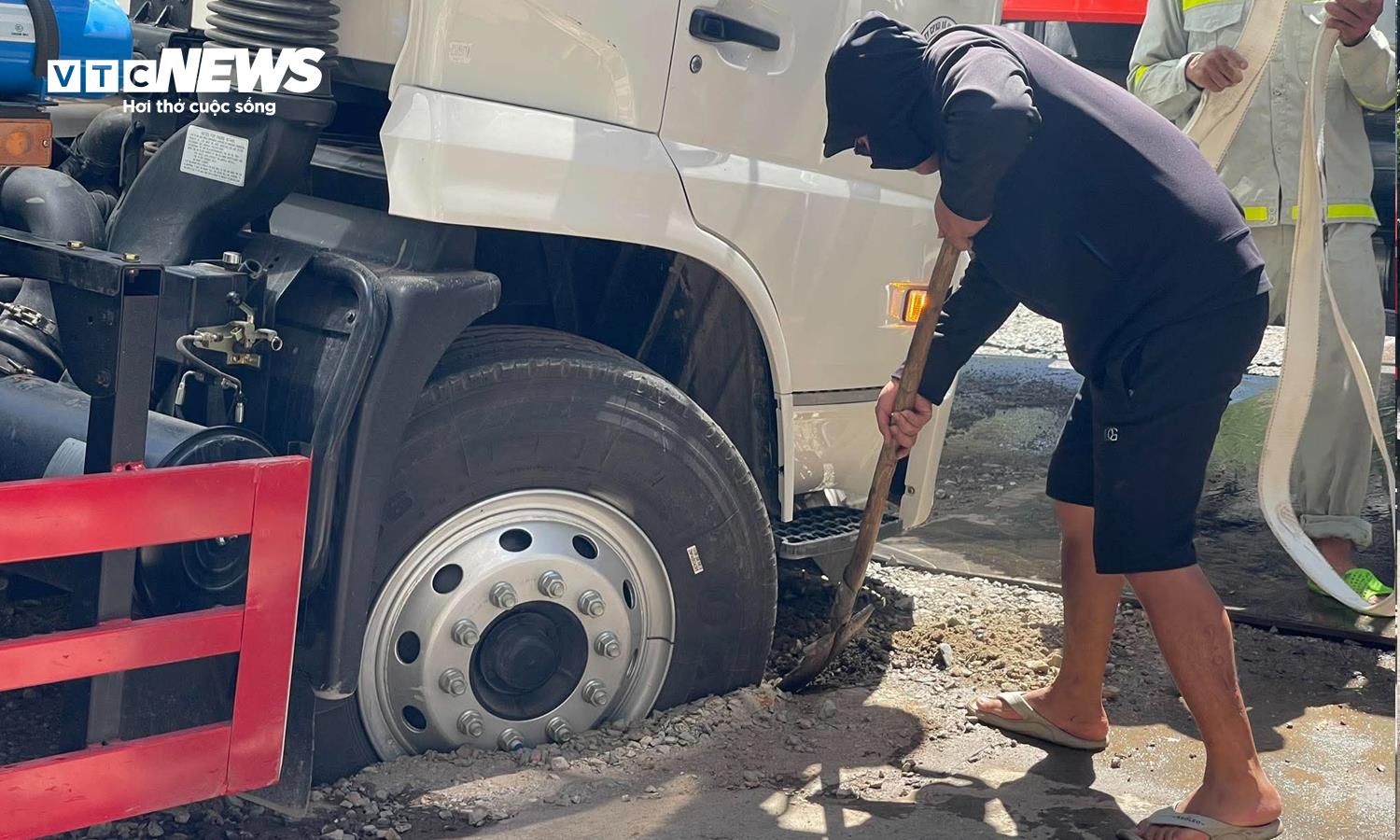 Xe phun nước rửa đường sụt hố giữa ng&atilde; tư Tr&agrave;ng Thi - Qu&aacute;n Sứ - Ảnh 2.
